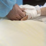 Ces nouvelles mesures ont pour objectif de rendre la filière Bachelor HES-SO en Soins infirmiers "plus accessible et attractive" afin de contribuer à l’augmentation du nombre de diplômés amenés à devenir des professionnels actifs dans les différents milieux de soins. KEYSTONE/GAETAN BALLY